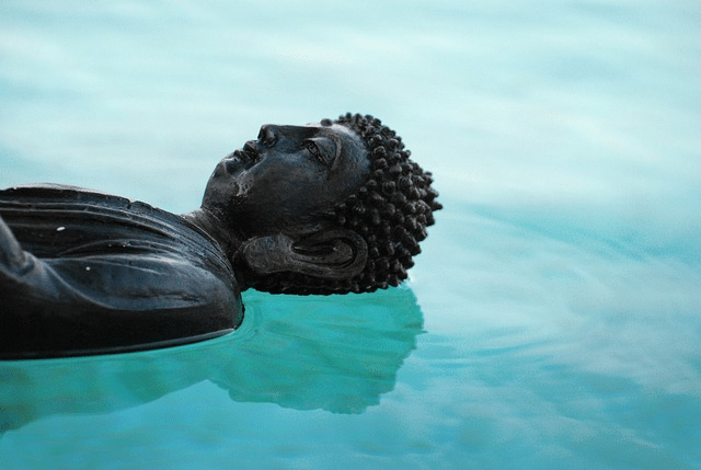 Boeddha in het water